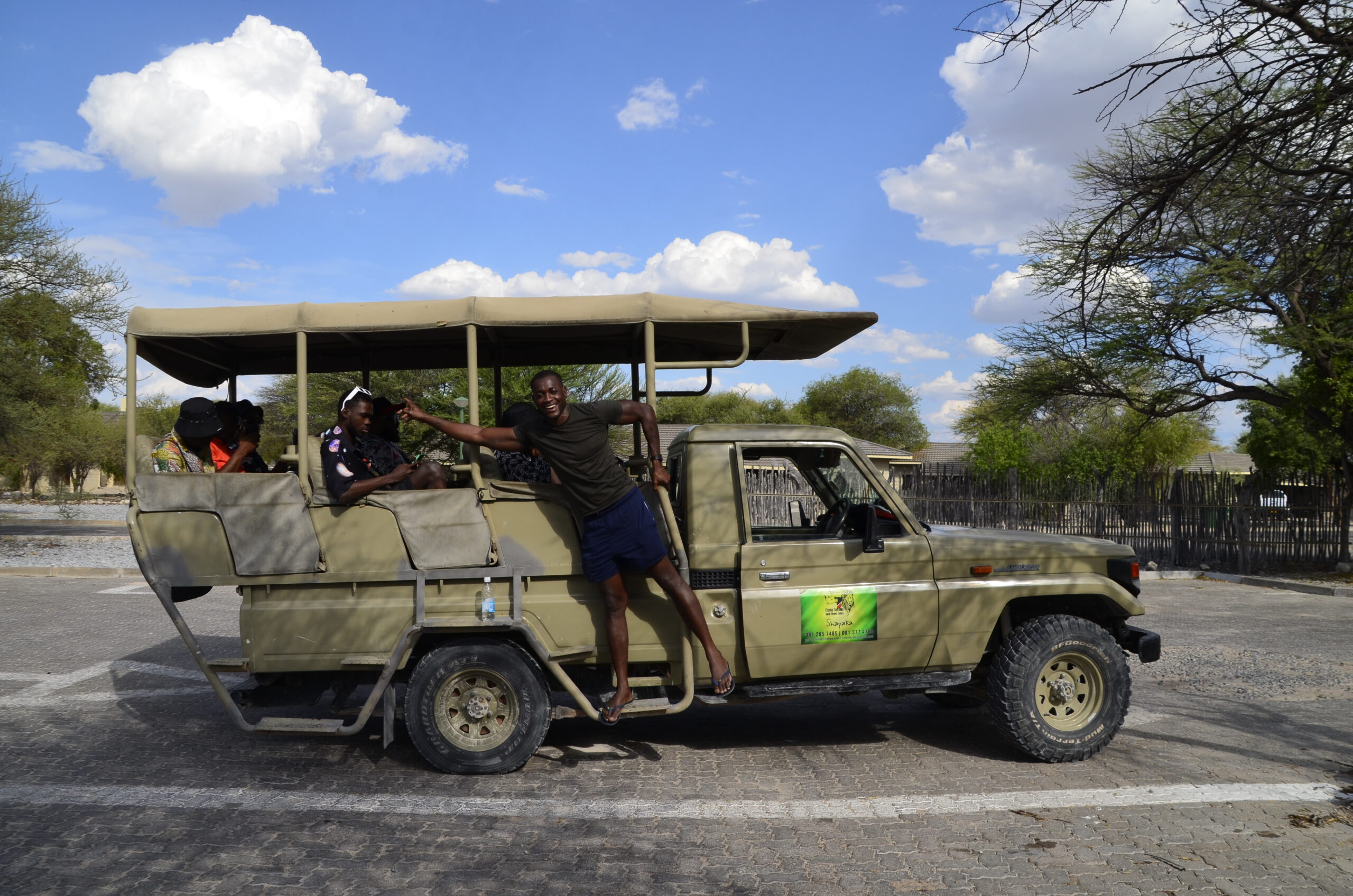 Simon bei einer Wildtierfahrt im Etosha-Nationalpark